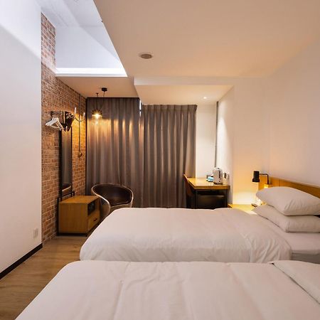 Bluesky Hotel Тайчжун Экстерьер фото