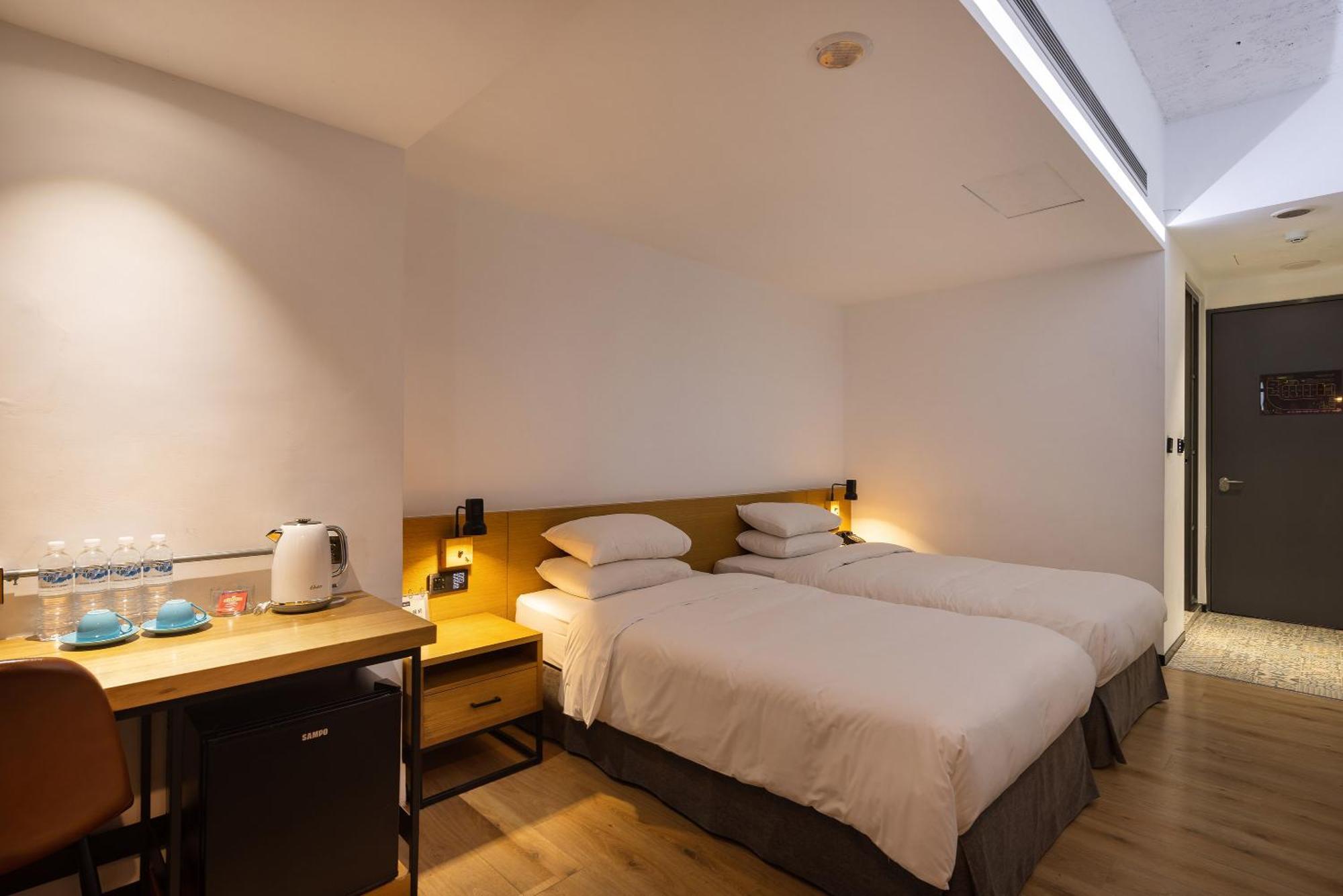 Bluesky Hotel Тайчжун Экстерьер фото