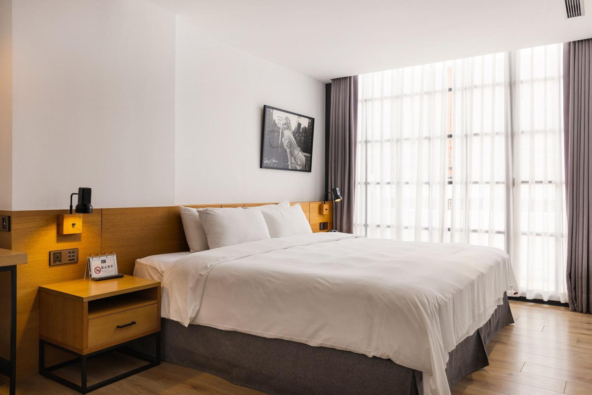Bluesky Hotel Тайчжун Экстерьер фото